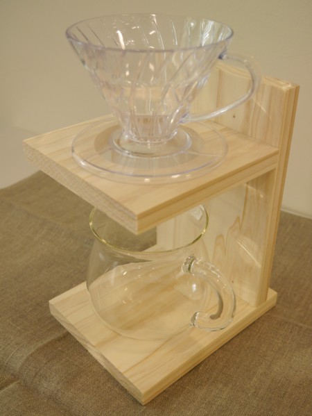丸くくりぬく「穴あけ加工」でカフェタイムに便利な道具をDIY