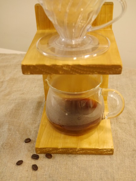 丸くくりぬく「穴あけ加工」でカフェタイムに便利な道具をDIY
