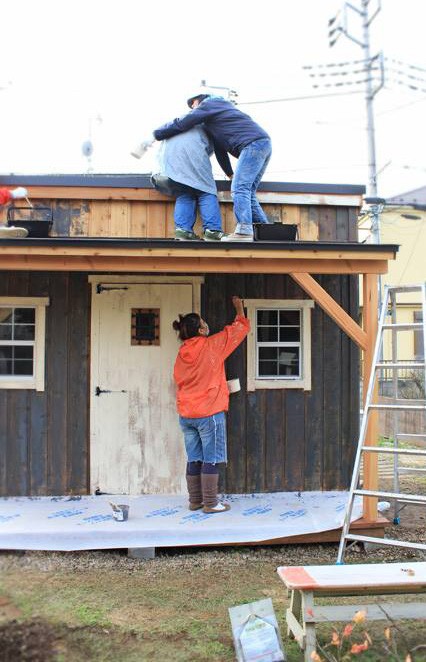 皆さまこんにちは。 小屋ナンバー009、スプンクのえりすけです。 小さな窓と小ぶりなデッキが可愛い!グリーンベルのナチュラルな小屋を小屋女子計画がペイント&スタイリング① 小さな窓と小ぶりなデッキが可愛い!グリーンベルのナチュラルな小屋を小屋女子計画がペイント&スタイリング② ↑ 前篇は読んでいただけたでしょうか? さてさてグリーンベルさんに建ててもらった小屋に ペイントするのは我らが小屋女子! まずは 塗料がついてほしくない箇所に マスキングテープを貼って養生します。 今回は、ドアと窓枠のみ バターミルクペイントの白。 それ以外はキシラデコールのシルバーグレイ(水性)を塗ることにしました。