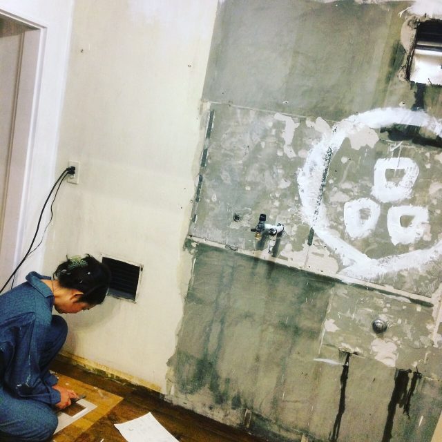 ゲストハウスのカウンターをみんなでDIY!!