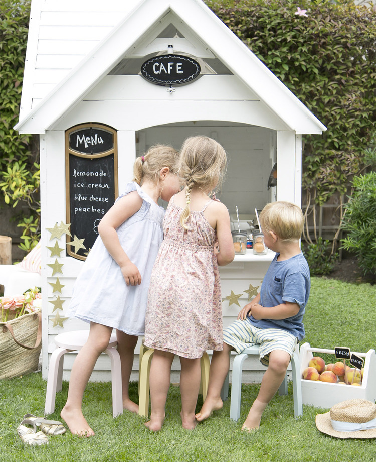 kids_playing_playhouse